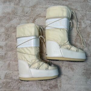 Moon Boot Women's Beige and White Winter Boots